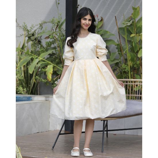 صورة فستان بناتي أصفر مورد | تصميم ياقة وأكمام مرصعة بالفصوص - 1137